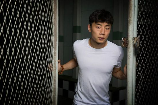 彭于晏率众小队成员重装上阵，在危机关头挺身而出，他们伫立海面之上，双眼笃定目视前方，透露出救捞人誓死救人的决绝和一往无前的信心